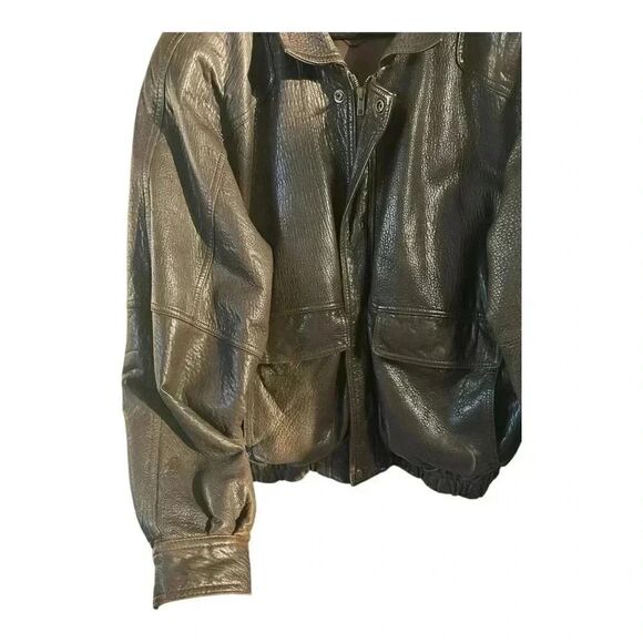 This vintage Metropolitan leather jacket is a must-have for any stylish person. - Picture 10 of 10
